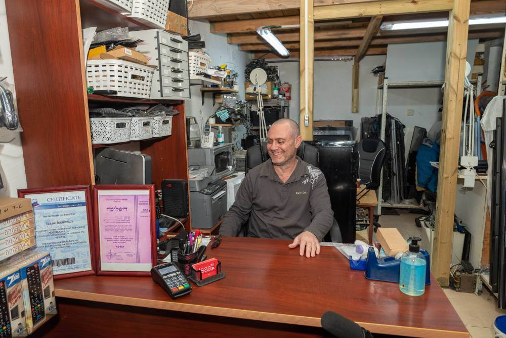 יצחק מקבל פניות של לקוחות דרך המחשב