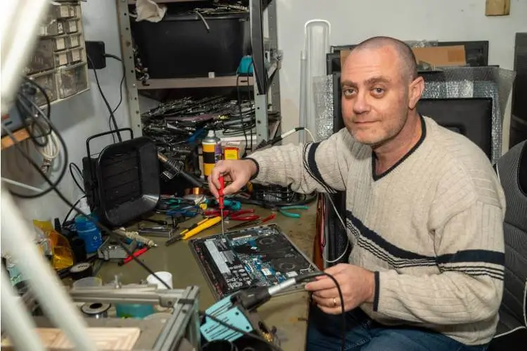 יצחק מתקן מחשב נייד